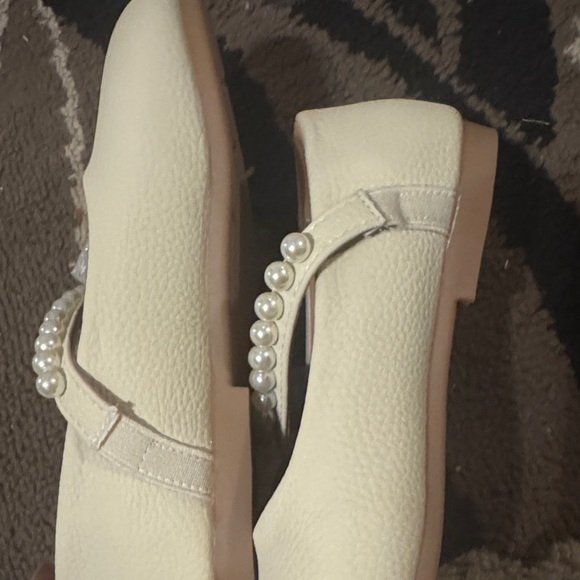 SHEIN Cream Pearl Bow Kids Dress Shoes - Picture 5 of 5